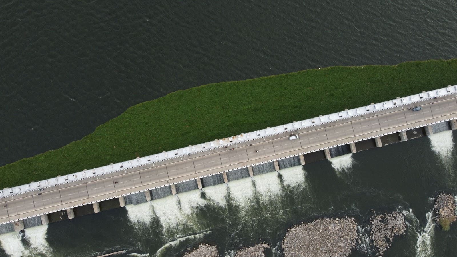 deep trekker hydroelectric rov inspection deployment