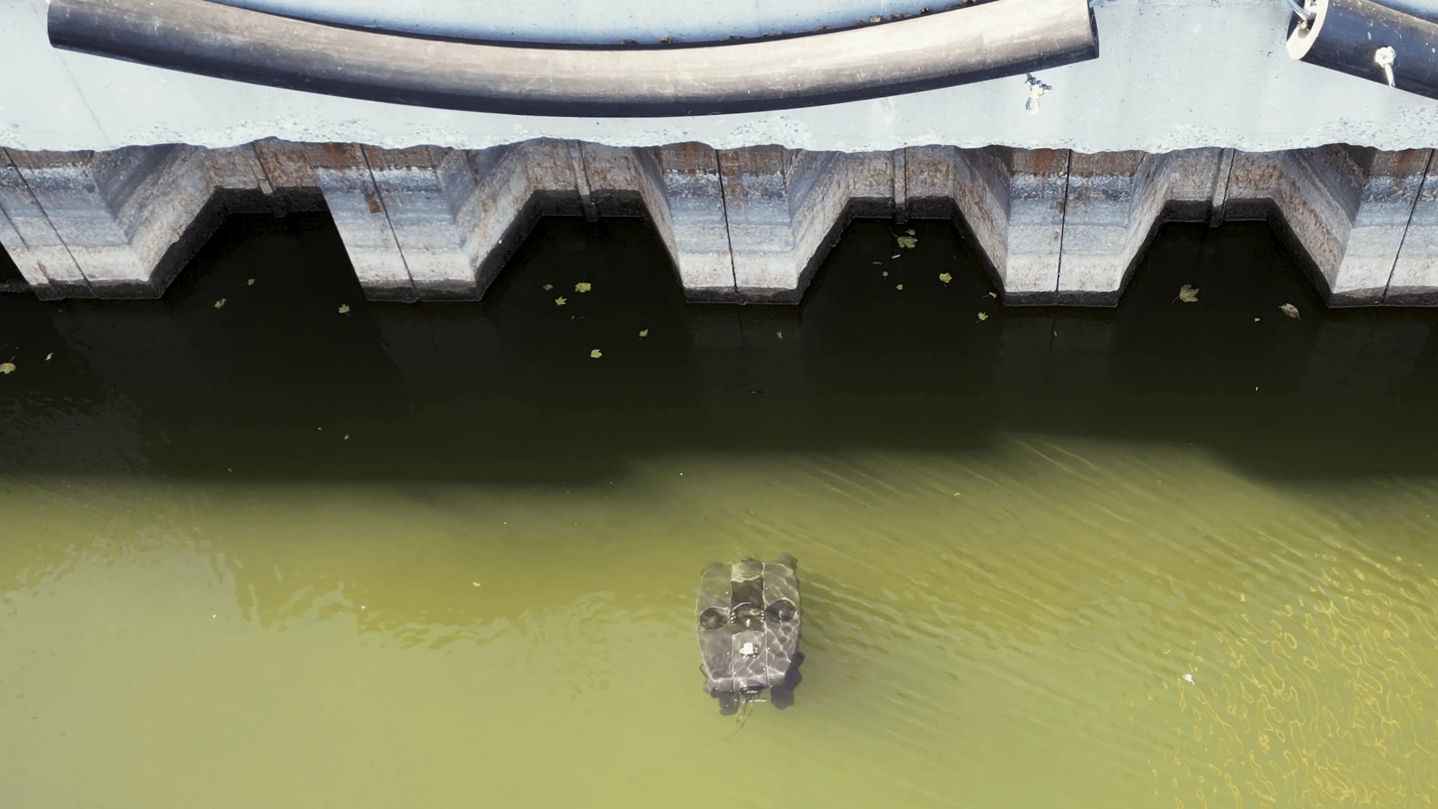 Distance lock in water